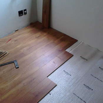 Piso Laminado Clicado em Água Branca